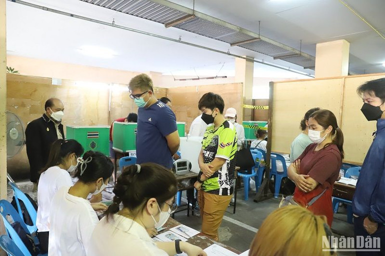 Nhiều cử tri có mặt từ rất sớm tại các điểm bỏ phiếu ở Thủ đô Bangkok trong ngày 7/5. (Ảnh: TUẤN ANH)
