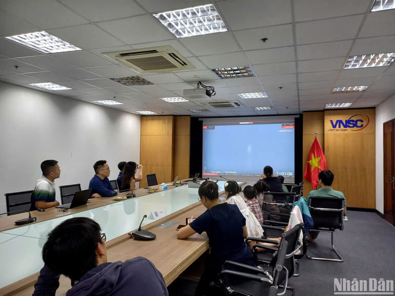 Quang cảnh sự kiện theo dõi trực tuyến chuyến bay NS-31 tại trụ sở Viện Hàn lâm Khoa học và Công nghệ Việt Nam tối 14/4.