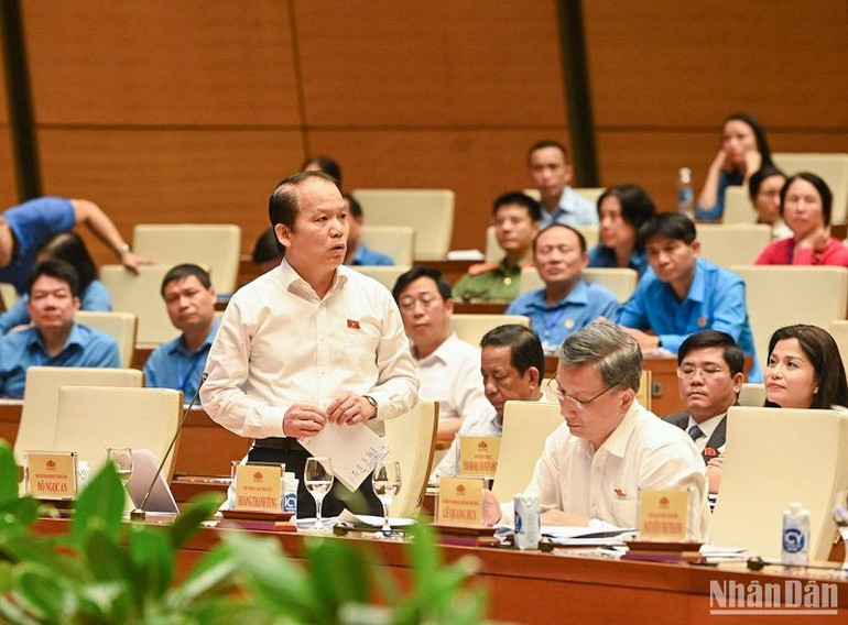 Chủ nhiệm Ủy ban Pháp luật của Quốc hội Hoàng Thanh Tùng làm rõ một số vấn đề được đại diện đoàn viên công đoàn, người lao động nêu tại diễn đàn. (Ảnh: DUY LINH)