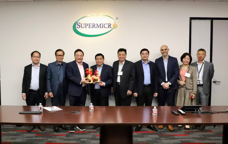 Bộ trưởng Nguyễn Chí Dũng và các thành viên đoàn Việt Nam chụp ảnh lưu niệm cùng lãnh đạo Tập đoàn Super Micro Computer.
