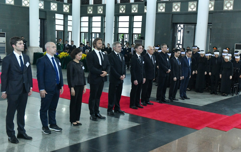 Cũng trong ngày 25/7, đại diện lãnh đạo các nước, các tổ chức quốc tế đã đến viếng và chia buồn cùng gia đình Tổng Bí thư Nguyễn Phú Trọng. Cũng trong ngày 25/7, đại diện lãnh đạo các nước, các tổ chức quốc tế đã đến viếng và chia buồn cùng gia đình Tổng Bí thư Nguyễn Phú Trọng.