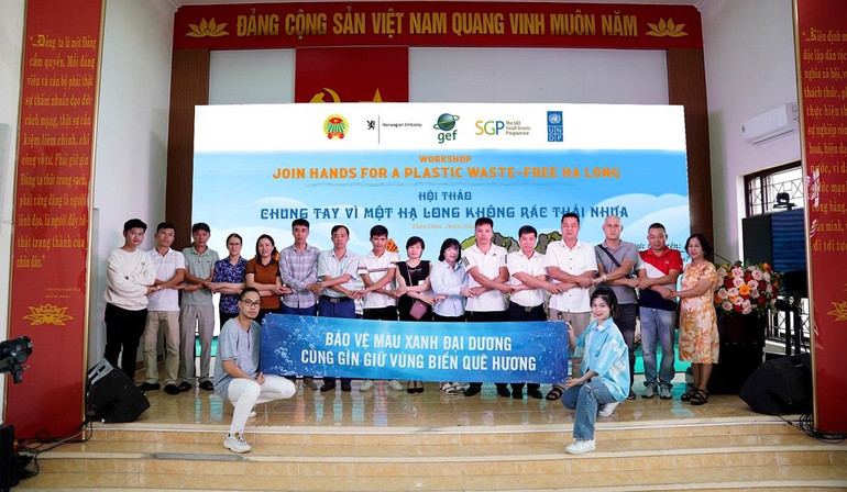 Các chủ tàu thuyền cam kết không sử dụng sản phẩm từ nhựa dùng một lần trong các hoạt động dịch vụ du lịch trên Vịnh Hạ Long. (Ảnh: UNDP Việt Nam)