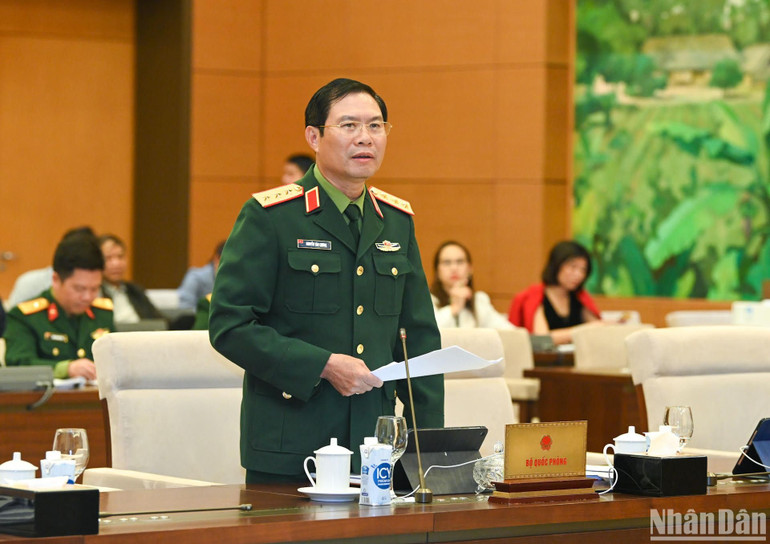 Thứ trưởng Quốc phòng, Thượng tướng Nguyễn Tân Cương phát biểu tại phiên họp. (Ảnh: DUY LINH)