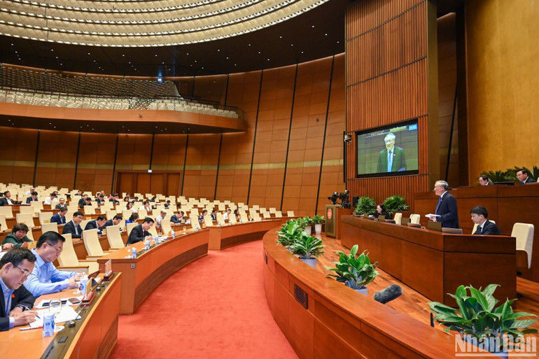 Quang cảnh phiên chất vấn nhóm vấn đề thuộc lĩnh vực tòa án. (Ảnh: DUY LINH)