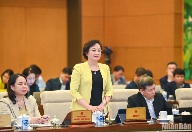 Bộ trưởng Nội Vụ Phạm Thị Thanh Trà giải trình về một số vấn đề được quan tâm. Ảnh: DUY LINH