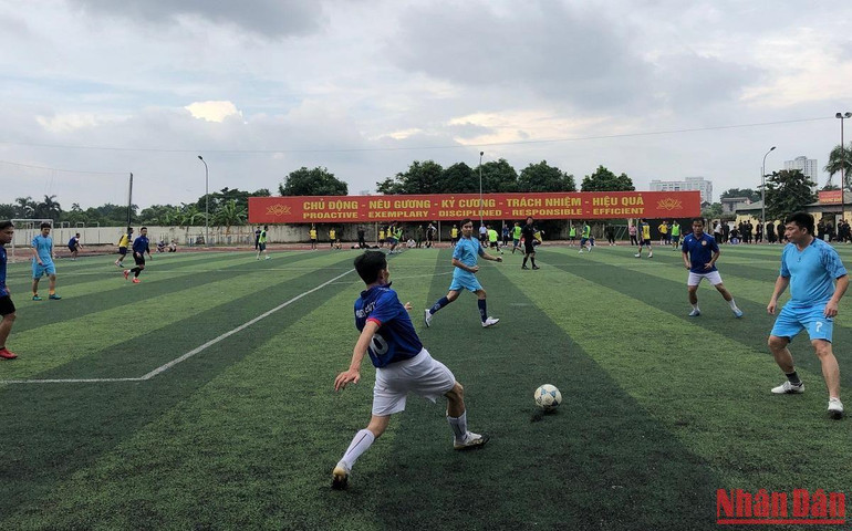 Trận đấu giữa hai đội bóng đến từ Đại sứ quán Lào và Ban Đối ngoại Trung ương. Trận đấu giữa hai đội bóng đến từ Đại sứ quán Lào và Ban Đối ngoại Trung ương.