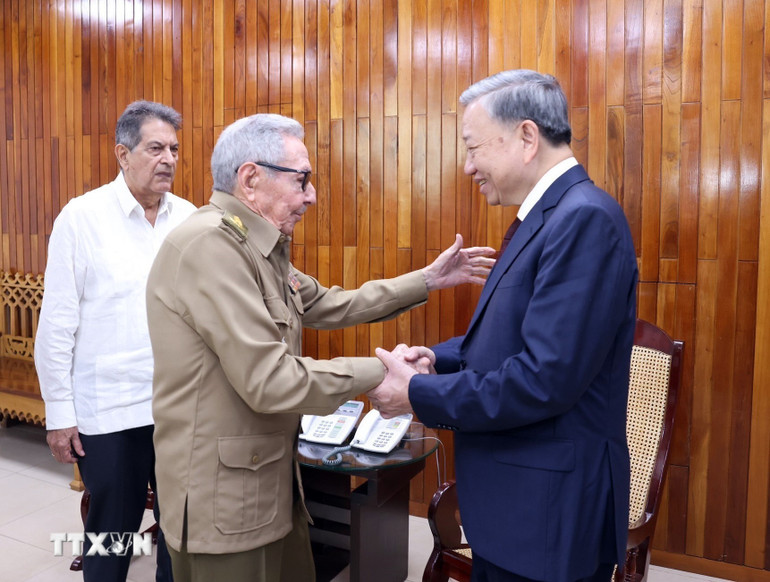 Tổng Bí thư, Chủ tịch nước Tô Lâm gặp Lãnh tụ Cách mạng Cuba, Đại tướng Raúl Castro Ruz.