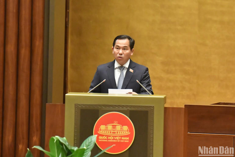 Chủ nhiệm Ủy ban Tài chính, Ngân sách của Quốc hội Lê Quang Mạnh trình bày báo cáo giải trình, tiếp thu, chỉnh lý dự thảo Nghị quyết trước khi đại biểu Quốc hội bấm nút thông qua. (Ảnh: ĐĂNG KHOA)