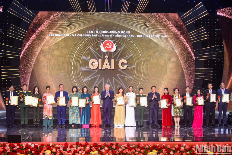 Chánh án Tòa án nhân dân tối cao Nguyễn Hòa Bình và Giám đốc Học viện Chính trị quốc gia Hồ Chí Minh Nguyễn Xuân Thắng trao giải C cho các tác giả, đại diện nhóm tác giả. (Ảnh: NHẬT QUANG) Chánh án Tòa án nhân dân tối cao Nguyễn Hòa Bình và Giám đốc Học viện Chính trị quốc gia Hồ Chí Minh Nguyễn Xuân Thắng trao giải C cho các tác giả, đại diện nhóm tác giả. (Ảnh: NHẬT QUANG)