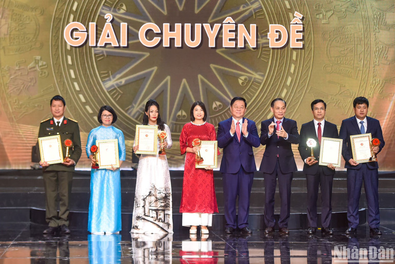 Trưởng Ban Tuyên giáo Trung ương Nguyễn Trọng Nghĩa và Trưởng Ban Đối ngoại Trung ương Lê Hoài Trung trao giải Chuyên đề cho đại diện các nhóm tác giả. (Ảnh: NHẬT QUANG) Trưởng Ban Tuyên giáo Trung ương Nguyễn Trọng Nghĩa và Trưởng Ban Đối ngoại Trung ương Lê Hoài Trung trao giải Chuyên đề cho đại diện các nhóm tác giả. (Ảnh: NHẬT QUANG)