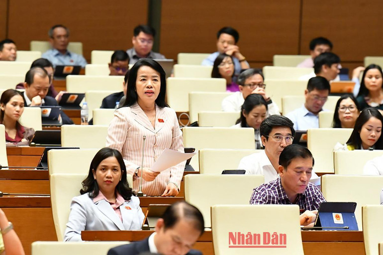 Đại biểu Nguyễn Thị Kim Thúy (Đà Nẵng) phát biểu trong phiên thảo luận. Ảnh: THỦY NGUYÊN