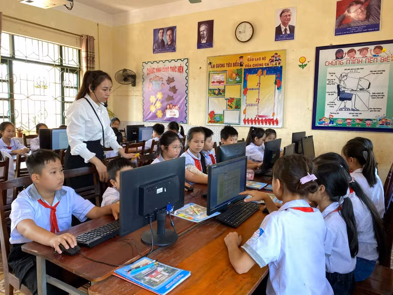 Phòng máy tính của Trường tiểu học Trù Hựu (Bắc Giang) được kết nối Internet và nối mạng LAN bảo đảm phục vụ cho học sinh trong giờ học thực hành môn Tin học.