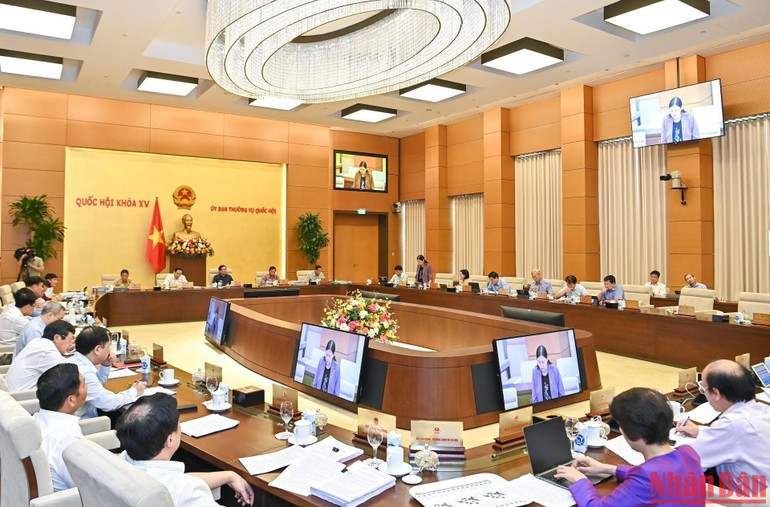 Quang cảnh phiên họp. Quang cảnh phiên họp.