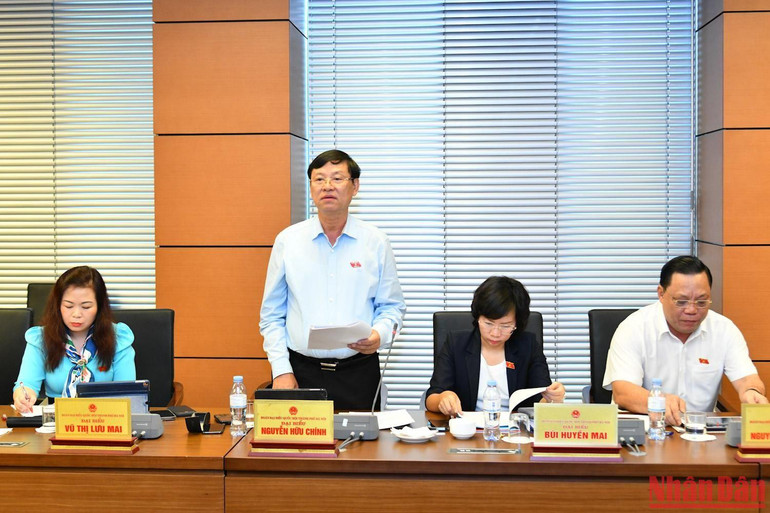 Đại biểu Nguyễn Hữu Chính (đoàn Hà Nội) góp ý kiến vào dự thảo Nghị quyết về thí điểm cấp quyền lựa chọn sử dụng biển số ô-tô thông qua đấu giá. (Ảnh: THỦY NGUYÊN)