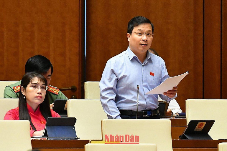 Đại biểu Nguyễn Danh Tú (Kiên Giang) góp ý kiến vào dự thảo Luật Bảo vệ quyền lợi người tiêu dùng (sửa đổi). (Ảnh: THỦY NGUYÊN)