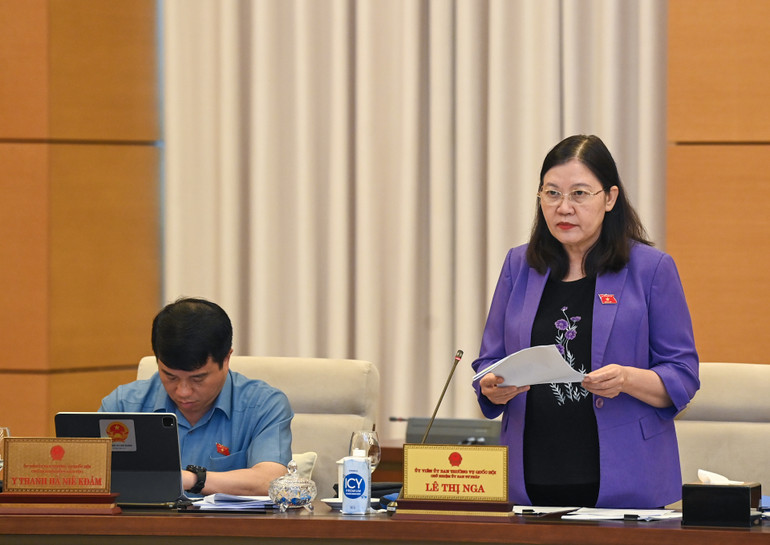 Chủ nhiệm Ủy ban Tư pháp Lê Thị Nga trình bày báo cáo thẩm tra về dự án Luật.