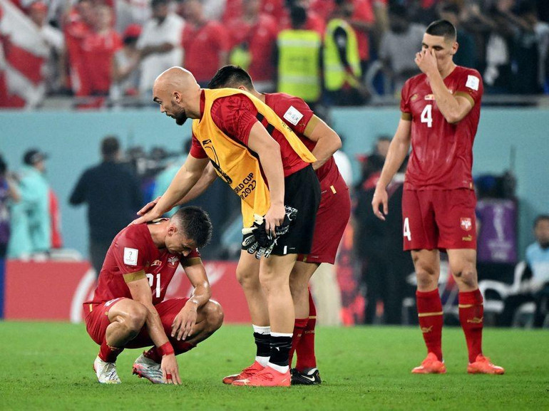 Các cầu thủ Serbia không giấu nổi sự thất vọng khi chính thức bị loại khỏi World Cup 2022. (Ảnh: Reuters)