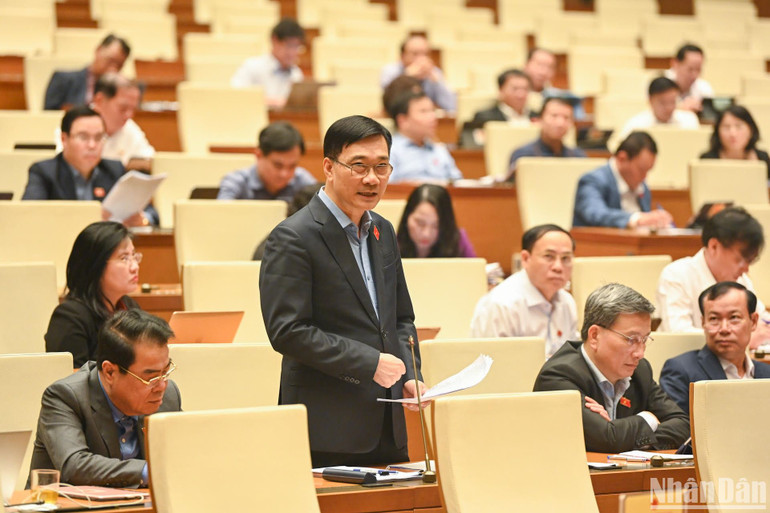 Chủ nhiệm Ủy ban Kinh tế Vũ Hồng Thanh giải trình làm rõ một số vấn đề đại biểu Quốc hội nêu. (Ảnh: DUY LINH)