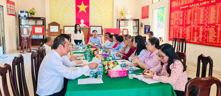 Đoàn khảo sát làm việc tại Ủy ban nhân dân xã Nhơn Ái, huyện Phong Điền, thành phố Cần Thơ.