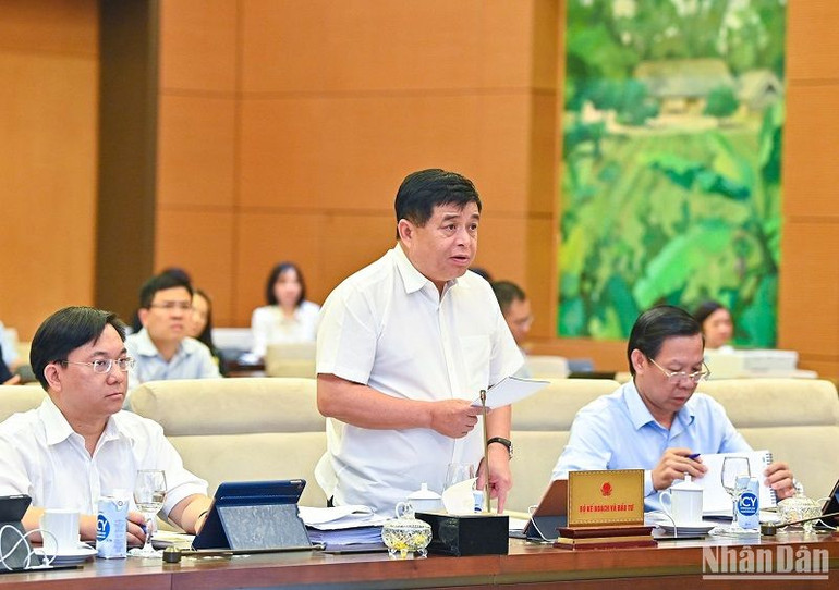 Bộ trưởng Kế hoạch và Đầu tư Nguyễn Chí Dũng trình bày tóm tắt dự thảo Nghị quyết tại phiên họp. (Ảnh: DUY LINH)