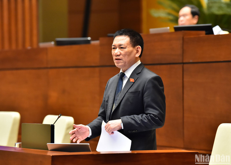 Bộ trưởng Tài chính Hồ Đức Phớc giải trình, làm rõ một số ý kiến đại biểu Quốc hội nêu. (Ảnh: THỦY NGUYÊN)