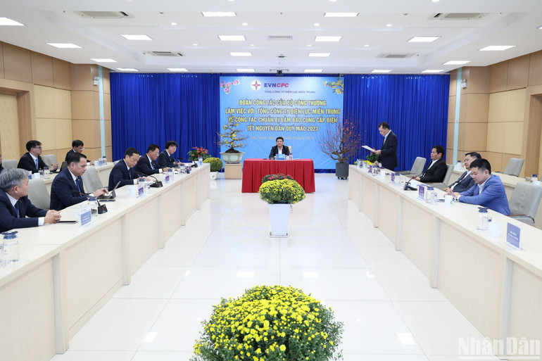 Bộ trưởng Nguyễn Hồng Diên và đoàn công tác nghe đại diện lãnh đạo EVNCPC báo cáo tình hình bảo đảm cung ứng điện an toàn, liên tục trong dịp Tết.