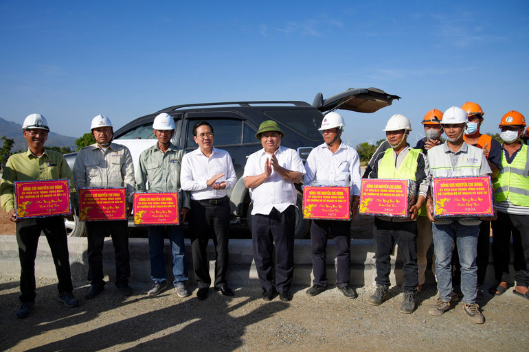 Bộ trưởng Nguyễn Chí Dũng trao quà tặng công nhân, người lao động tại công trình Tuyến đường nối cao tốc đoạn Cam Lâm-Vĩnh Hảo đến Quốc lộ 1A (xã Phước Minh, huyện Thuận Nam).