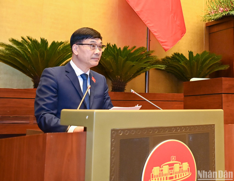 Chủ nhiệm Ủy ban Kinh tế của Quốc hội Vũ Hồng Thanh báo cáo một số vấn đề lớn tiếp thu, giải trình, chỉnh lý dự thảo Luật. (Ảnh: DUY LINH) Chủ nhiệm Ủy ban Kinh tế của Quốc hội Vũ Hồng Thanh báo cáo một số vấn đề lớn tiếp thu, giải trình, chỉnh lý dự thảo Luật. (Ảnh: DUY LINH)