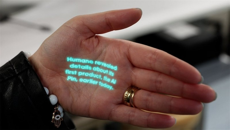 Hình ảnh về Humane Ai Pin khi sử dụng trên tay. (Ảnh: Inverse)