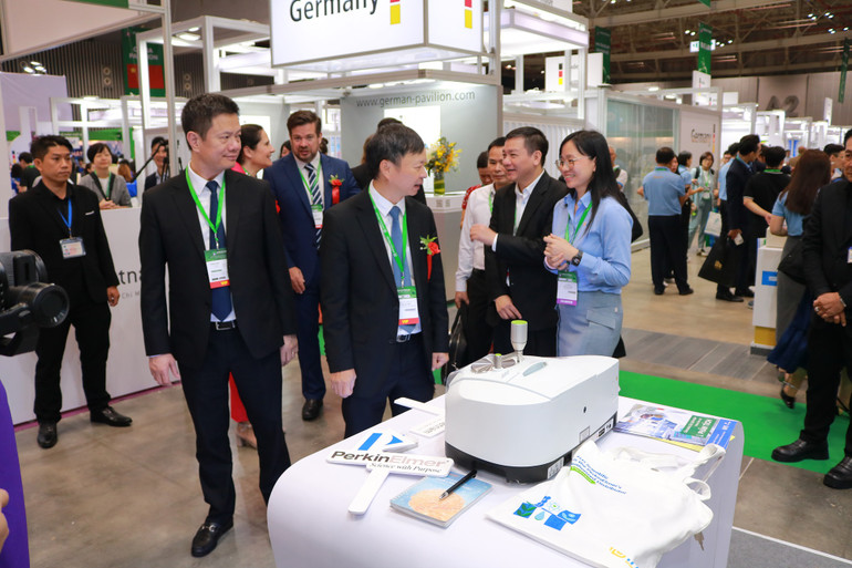 Thứ trưởng Khoa học và Công nghệ Hoàng Minh tham quan gian hàng của HTI Scientific.