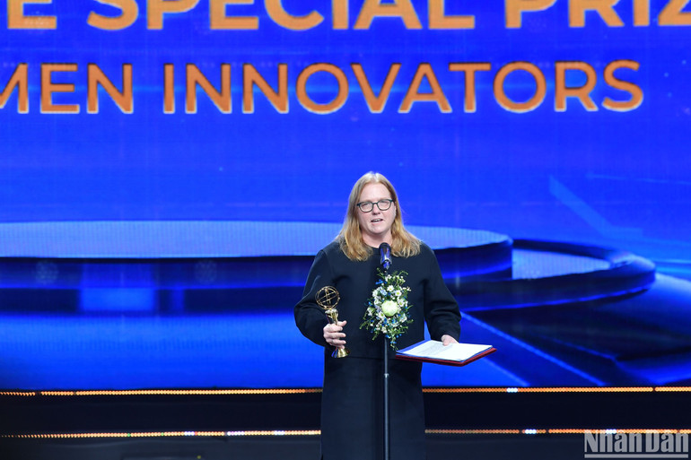 Giáo sư Kristi S. Anseth cảm ơn Quỹ VinFuture đã dành giải thưởng mà trong đó tôn vinh những nhà khoa học nữ. (Ảnh: THÀNH ĐẠT)