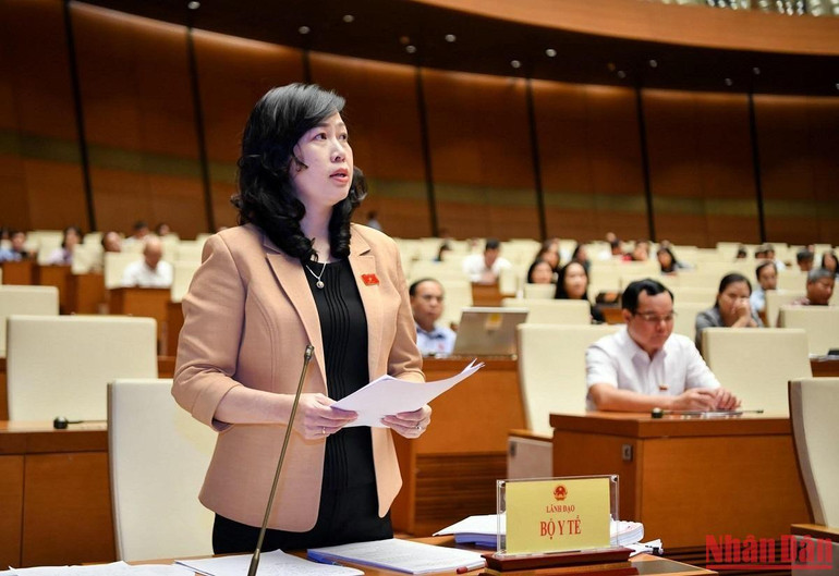 Quyền Bộ trưởng Y tế Đào Hồng Lan làm rõ một số vấn đề đại biểu Quốc hội quan tâm. (Ảnh: DUY LINH) Quyền Bộ trưởng Y tế Đào Hồng Lan làm rõ một số vấn đề đại biểu Quốc hội quan tâm. (Ảnh: DUY LINH)