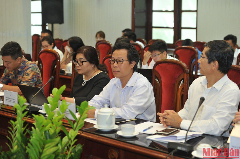 Nhà báo Vũ Mai Hoàng, Trưởng Ban Nhân Dân cuối tuần, Báo Nhân Dân (thứ 2 từ phải sang) tham dự tọa đàm. (Ảnh: ĐĂNG KHOA)