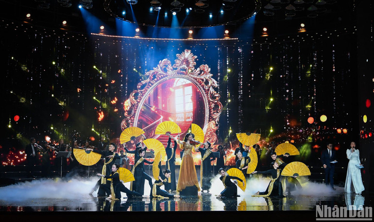 Nghệ sĩ violin Hoàng Hồ Khánh Vân cùng dàn nhạc giao hưởng quốc gia Việt Nam và vũ đoàn PL với nhạc khúc VIOLIN ANTONIO VIVALDI: CONCERTO &quot;WINTER&quot; - CHƯƠNG 1. (Ảnh: THÀNH ĐẠT)