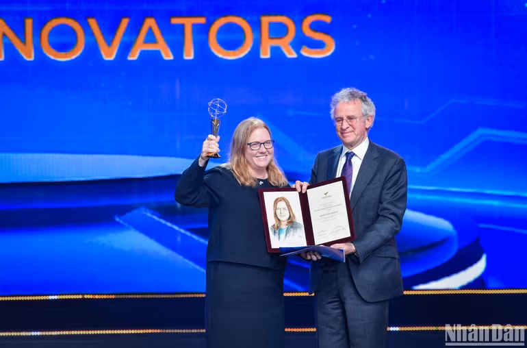 Giáo sư Richard Henry Friend - Chủ tịch Hội đồng Giải thưởng VinFuture trao cup và chứng nhận cho Giáo sư Kristi S. Anseth. (Ảnh: THÀNH ĐẠT) Giáo sư Richard Henry Friend - Chủ tịch Hội đồng Giải thưởng VinFuture trao cup và chứng nhận cho Giáo sư Kristi S. Anseth. (Ảnh: THÀNH ĐẠT)