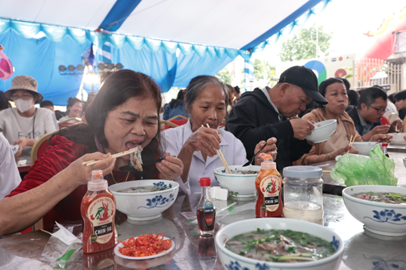 Các thực khách thưởng thức hương vị phở chính gốc cùng gia vị Chin-su thơm cay bùng vị.
