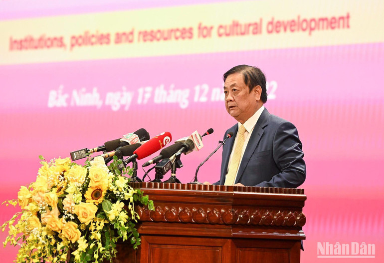 Bộ trưởng Nông nghiệp và Phát triển nông thôn Lê Minh Hoan chia sẻ góc nhìn về giá trị của văn hóa trong xây dựng nông thôn mới. (Ảnh: DUY LINH)