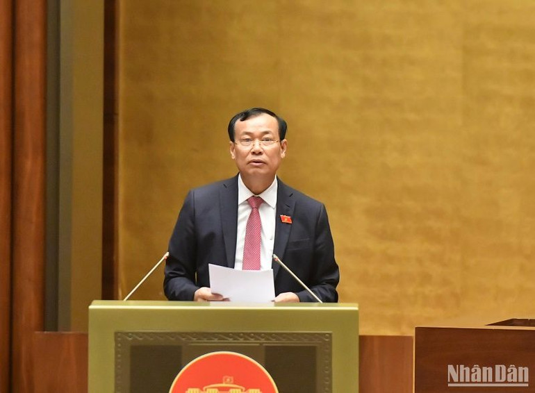 Chủ nhiệm Ủy ban Quốc phòng và An ninh của Quốc hội Lê Tấn Tới báo cáo giải trình, tiếp thu, chỉnh lý dự án Luật trước khi Quốc hội biểu quyết thông qua. (Ảnh: ĐĂNG KHOA)