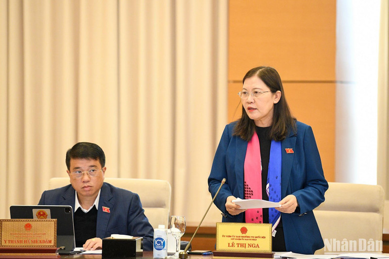 Chủ nhiệm Ủy ban Tư pháp của Quốc hội Lê Thị Nga trình bày báo cáo thẩm tra. (Ảnh: DUY LINH)