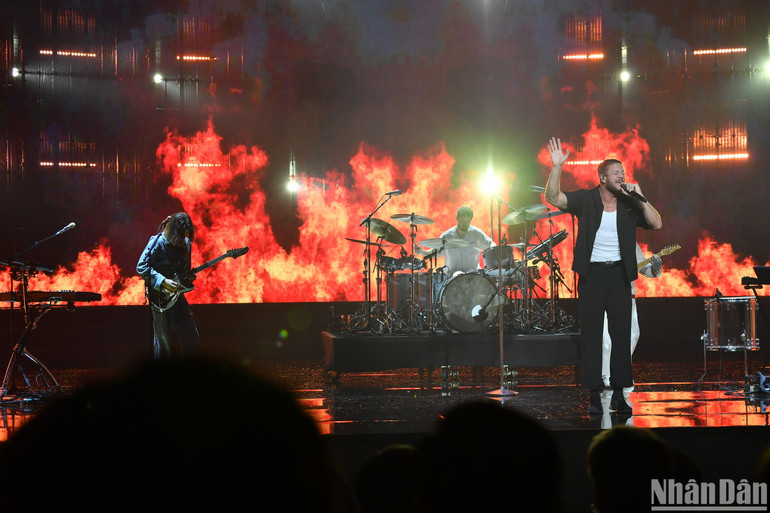 Imagine Dragons được biết đến với một loạt danh hiệu như “một trong những ngôi sao sáng nhất năm 2012” (tờ Billboard), “nhóm nhạc đột phá của năm 2013 (kênh MTV), “bản nhạc rock thành công nhất của năm”, với hơn 74 triệu bản album được bán ra, 65 triệu bản nhạc kỹ thuật số, hơn 160 tỷ lượt phát trực tuyến, 10 ca khúc vượt 1 tỷ lượt phát, 4 MV tỷ view cùng hàng chục MV trăm triệu lượt xem trên Youtube, hàng trăm đề cử và giải thưởng. (Ảnh: THÀNH ĐẠT)