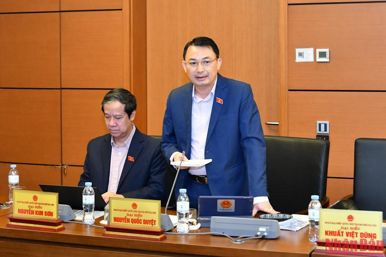 Đại biểu Nguyễn Quốc Duyệt phát biểu trong phiên thảo luận tại Tổ 1. (Ảnh: THỦY NGUYÊN)