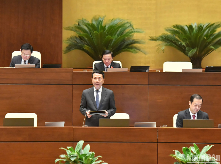 Bộ trưởng Thông tin và Truyền thông Nguyễn Mạnh Hùng làm rõ một số vấn đề đại biểu Quốc hội nêu. (Ảnh: ĐĂNG KHOA) Bộ trưởng Thông tin và Truyền thông Nguyễn Mạnh Hùng làm rõ một số vấn đề đại biểu Quốc hội nêu. (Ảnh: ĐĂNG KHOA)