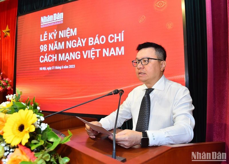 Tổng Biên tập Báo Nhân Dân Lê Quốc Minh phát biểu tại Lễ mít-tinh kỷ niệm 98 năm Ngày Báo chí cách mạng Việt Nam. (Ảnh: THỦY NGUYÊN)