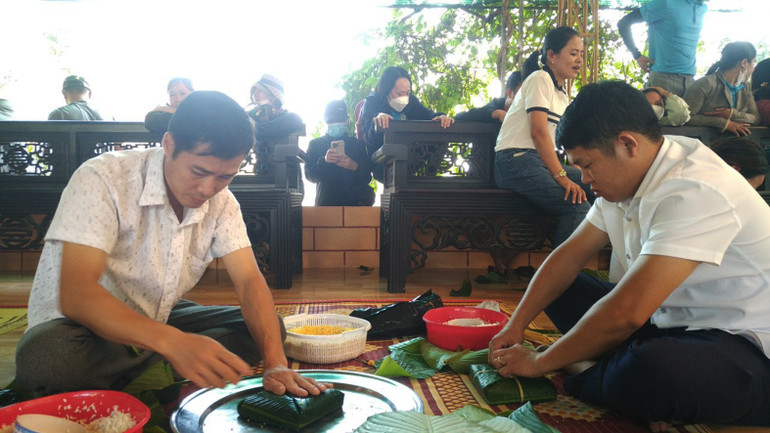 Thi gói bánh chưng xanh.