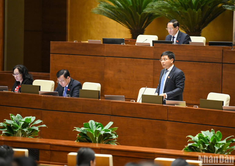 Bộ trưởng Giao thông vận tải Nguyễn Văn Thắng giải trình, làm rõ ý kiến của đại biểu Quốc hội. (Ảnh: DUY LINH)