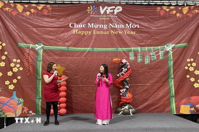 Bà Vicky Foxcroft - nghị sĩ Quốc hội khu vực Lewisham và Deptford phát biểu cảm tưởng tại Tết Cộng đồng 2025. (Ảnh: TTXVN)