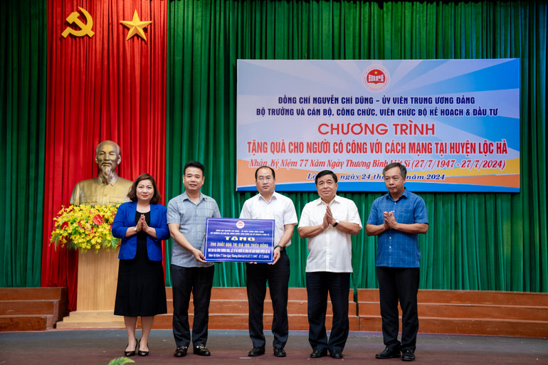 Bộ trưởng Nguyễn Chí Dũng trao 200 suất quà cho các gia đình chính sách trên địa bàn huyện Lộc Hà, tỉnh Hà Tĩnh. (Ảnh: MINH SƠN)