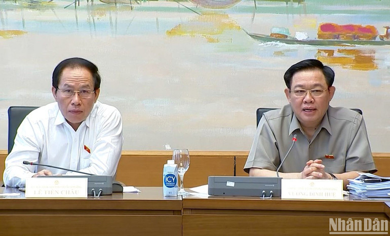 Chủ tịch Quốc hội tham gia ý kiến thảo luận. (Ảnh: DUY LINH) Chủ tịch Quốc hội tham gia ý kiến thảo luận. (Ảnh: DUY LINH)