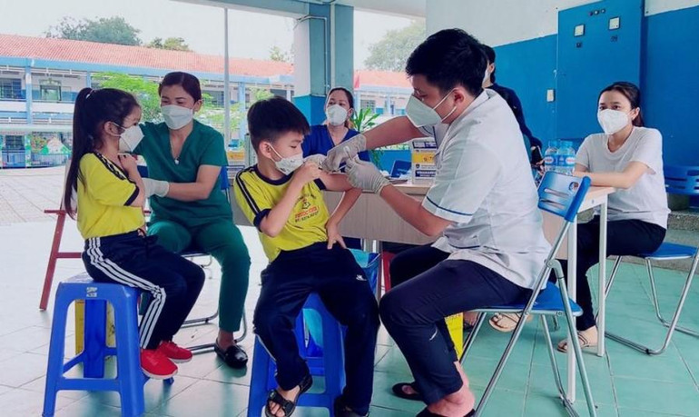 Tiêm vaccine phòng Covid-19 cho học sinh tiểu học ở Bình Dương.