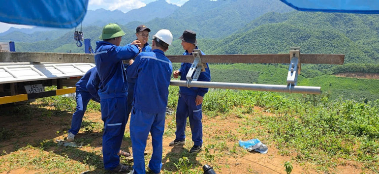 VNPT đặt quyết tâm cao để hoàn thành công trình trong thời gian sớm nhất, giúp bà con tại khu vực có thể nhanh chóng kết nối, dễ dàng liên lạc và sử dụng các dịch vụ viễn thông hiện đại.